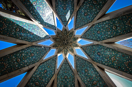 خیام، سرزنش‌گر رنج بیهوده و ستایش‌گر وقت آسوده